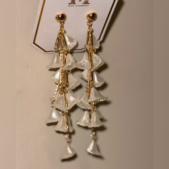 ✨ Mia Charro Pearl Flower Earrings – Elegant & Romantic Design ✨ - Picture 5 of 10